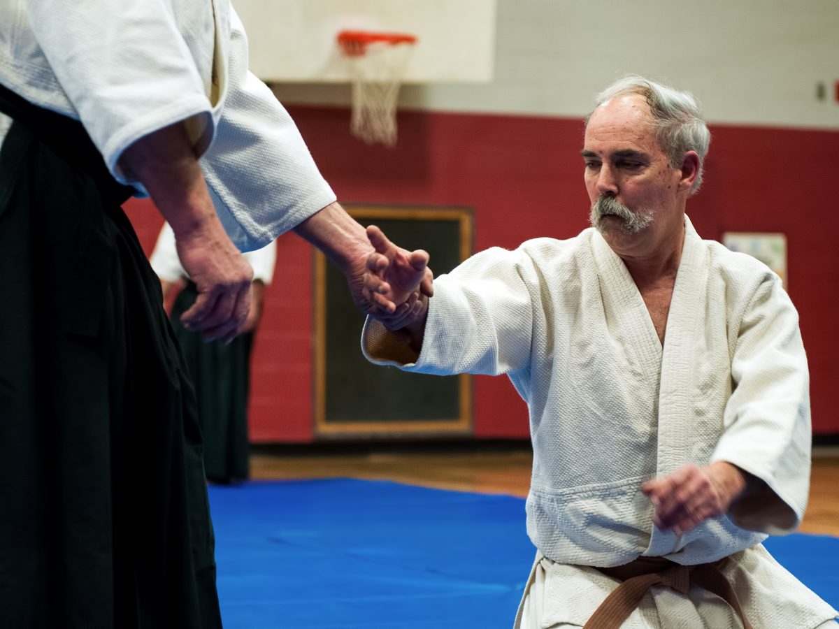 A senior student practicing hanmi-handachi